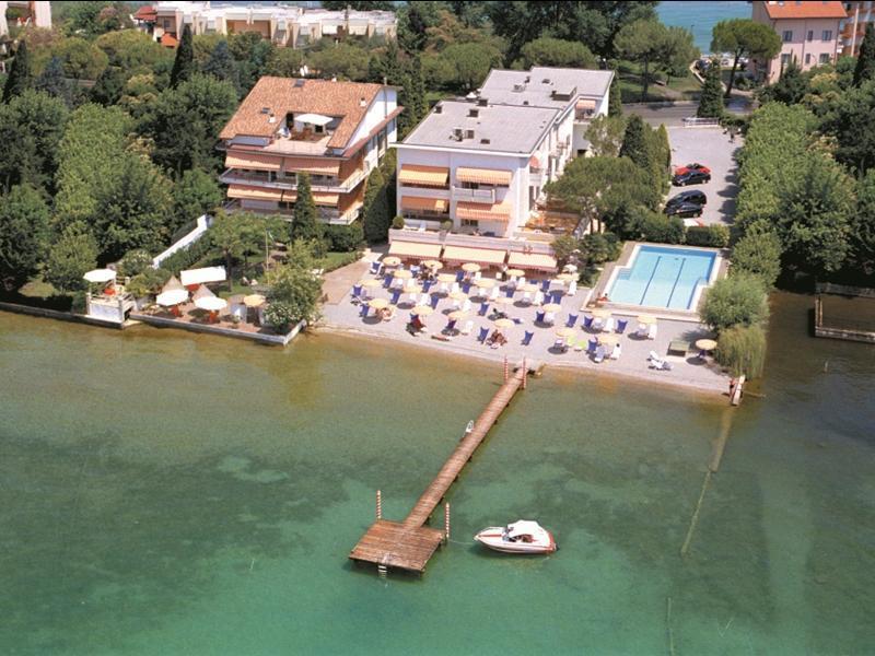 Le Petit Du Lac Сірміоне Екстер'єр фото